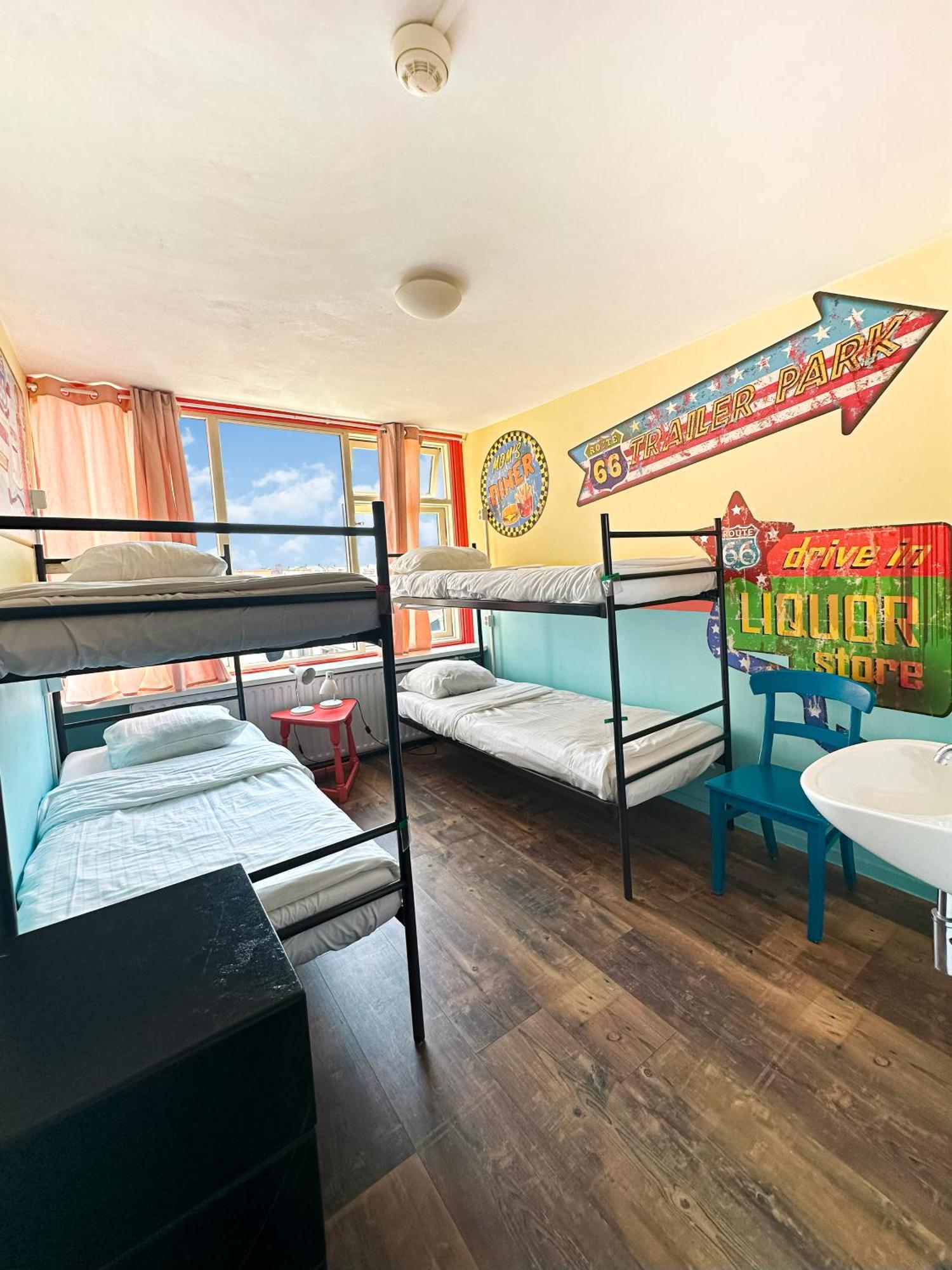 The Flying Pig Beach Hostel Noordwijk Esterno foto