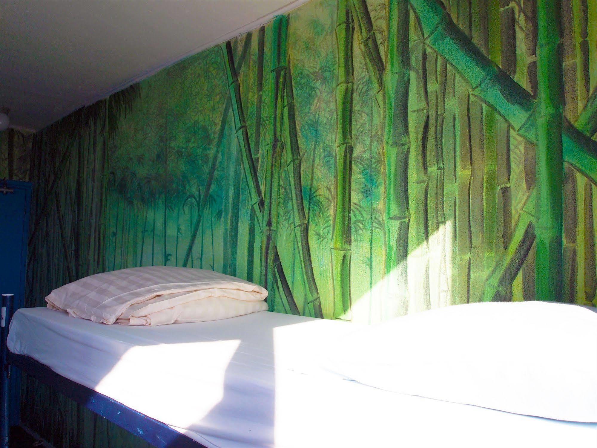 The Flying Pig Beach Hostel Noordwijk Esterno foto